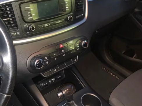 Used 2016 Kia Sorento LX w/ LX Convenience Package image 14