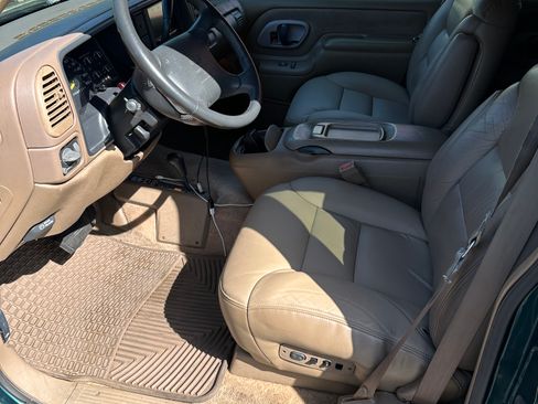 Used 1995 Chevrolet Suburban 4WD image 8