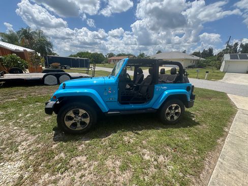 Used 2017 Jeep Wrangler Sahara w/ Connectivity Group AWD/4WD image 10
