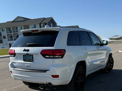 Used 2018 Jeep Grand Cherokee Altitude AWD/4WD image 6