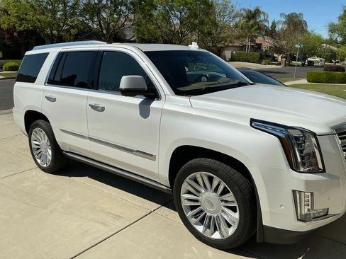Used 2019 Cadillac Escalade Platinum image 4