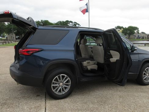 Used 2023 Chevrolet Traverse LT w/ LPO, Floor Liner Package FWD image 23