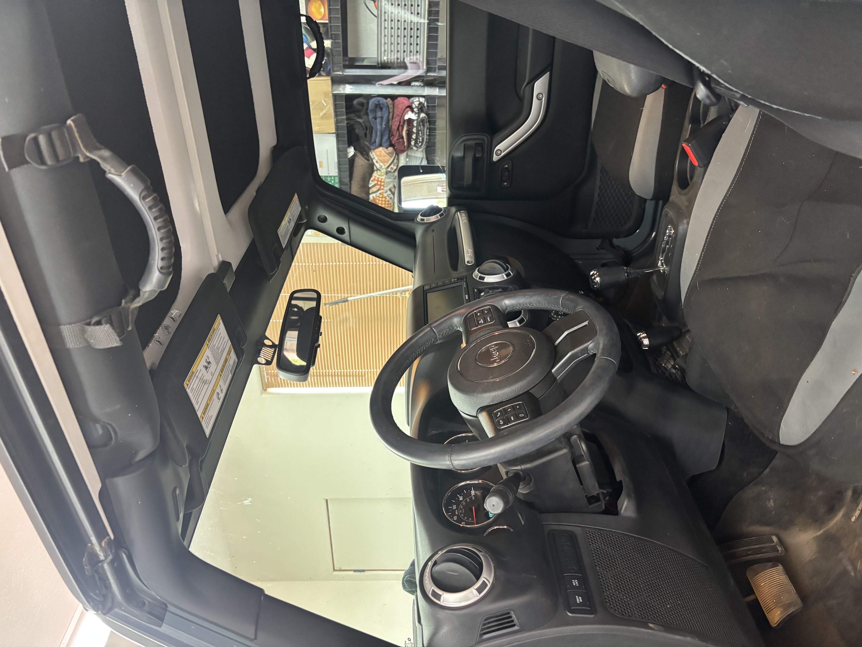 Used 2015 Jeep Wrangler Unlimited Rubicon w/ Connectivity Group AWD/4WD image 8