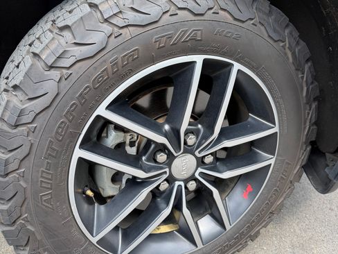 Used 2017 Jeep Grand Cherokee Trailhawk AWD/4WD image 22