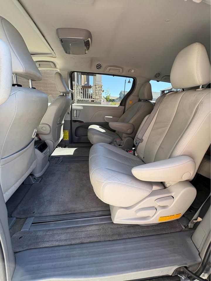 Used 2013 Toyota Sienna XLE FWD image 19