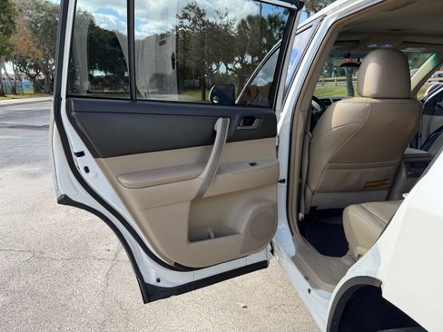 Used 2010 Toyota Highlander SE image 23