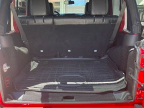 Used 2016 Jeep Wrangler Unlimited Sahara w/ Connectivity Group AWD/4WD image 13