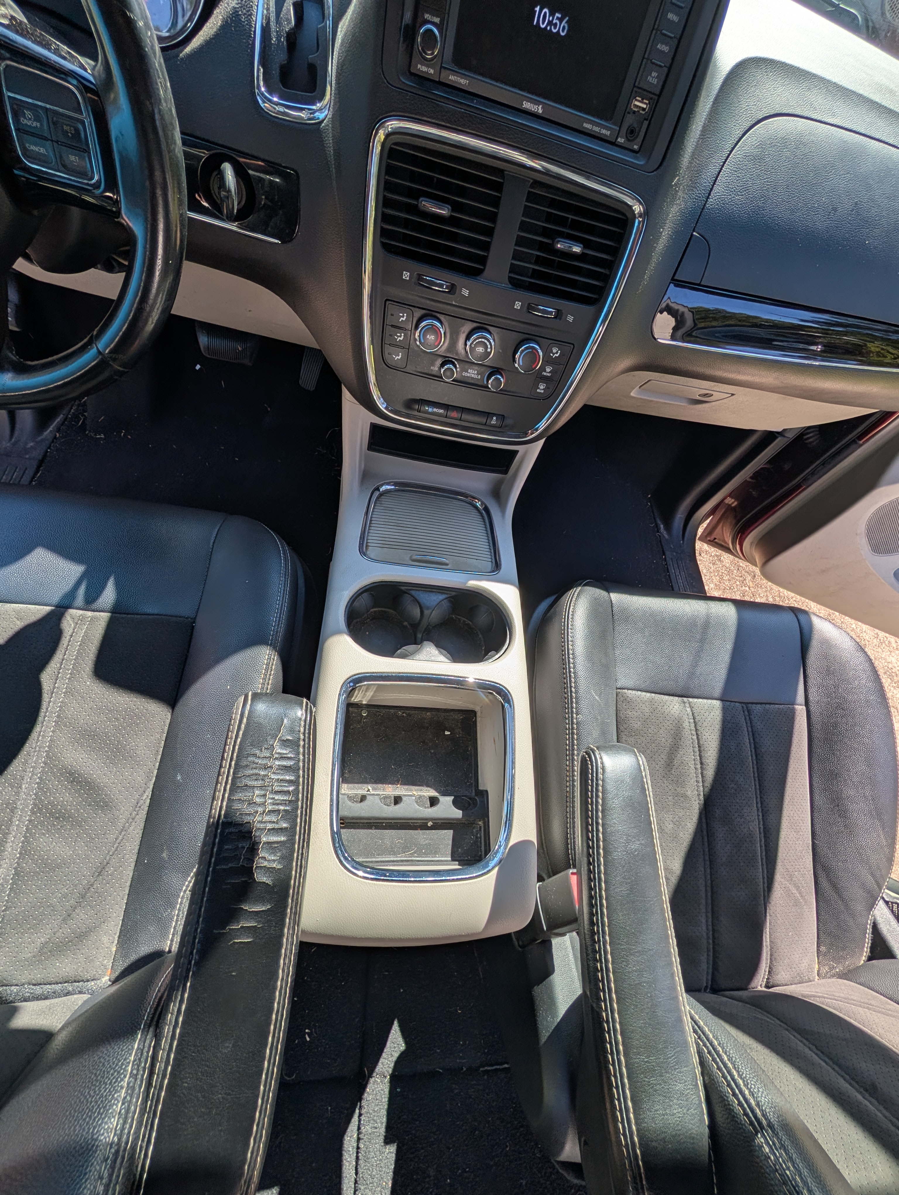 Used 2019 Dodge Grand Caravan SXT FWD image 1