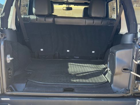 Used 2013 Jeep Wrangler Unlimited Sahara image 9