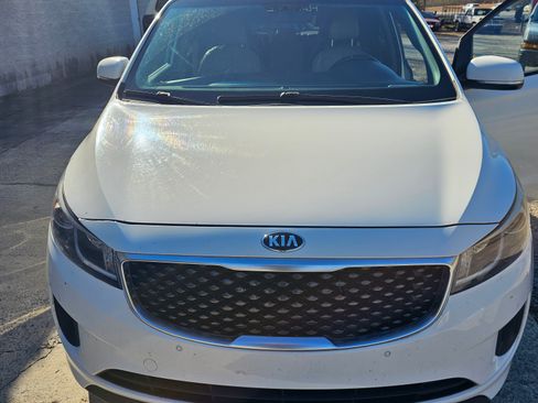 Used 2017 Kia Sedona LX w/ LX Essentials Premium Package image 1