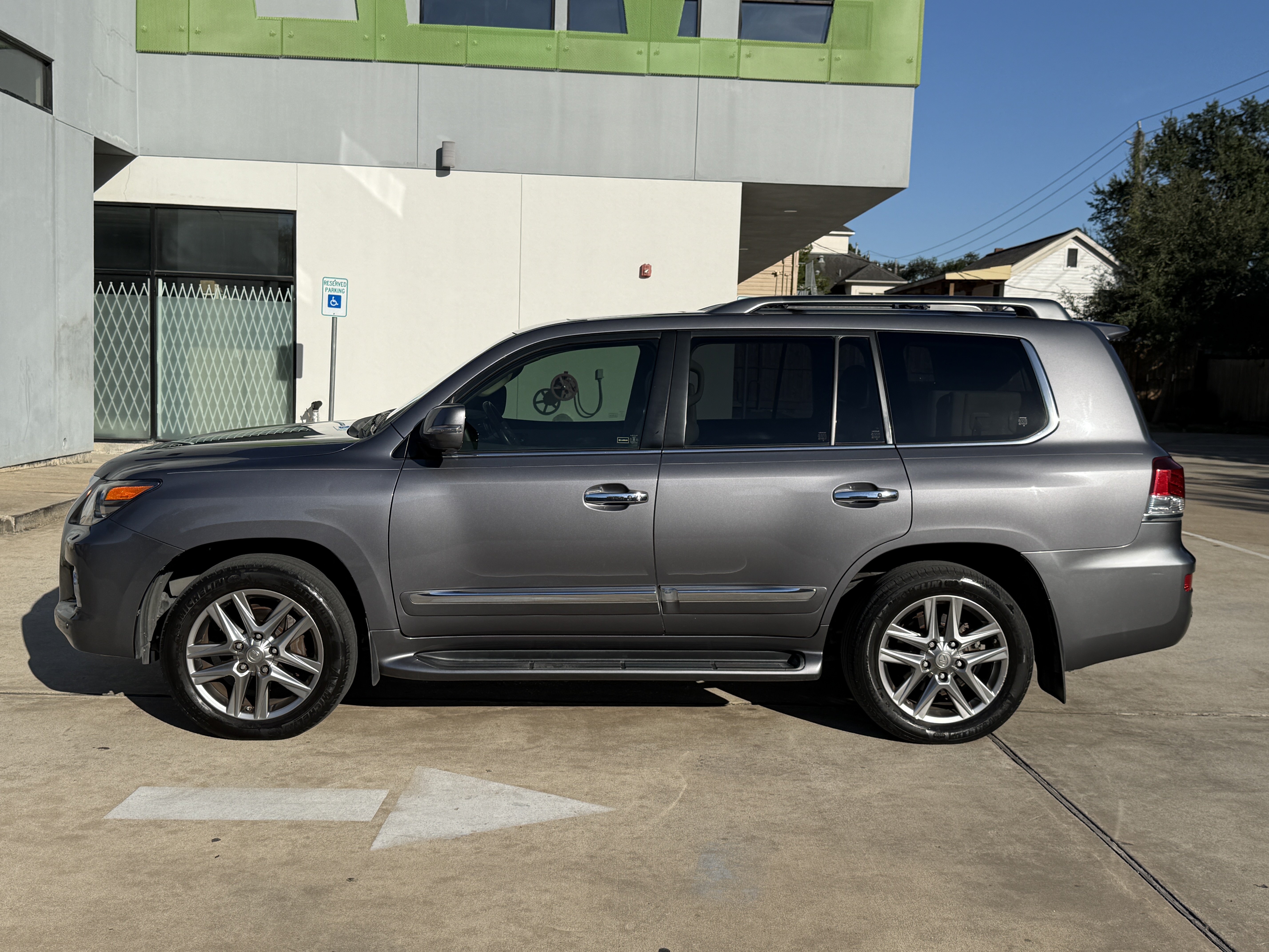 Used 2013 Lexus LX 570 4WD w/ Luxury Pkg image 13