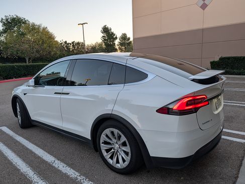 Used 2016 Tesla Model X 90D image 4