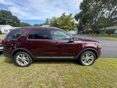 Used 2018 Ford Explorer XLT w/ Equipment Group 202A AWD/4WD image 11