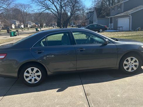 Used 2011 Toyota Camry LE image 6