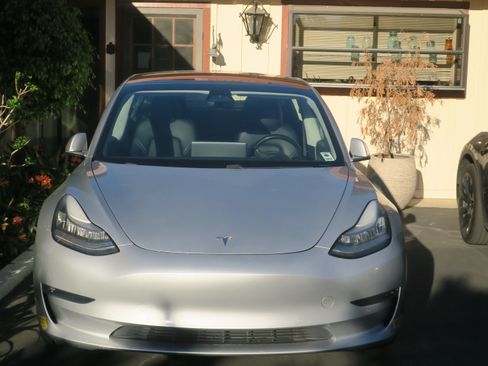 Used 2018 Tesla Model 3 Long Range image 1
