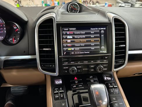 Used 2016 Porsche Cayenne AWD/4WD image 12