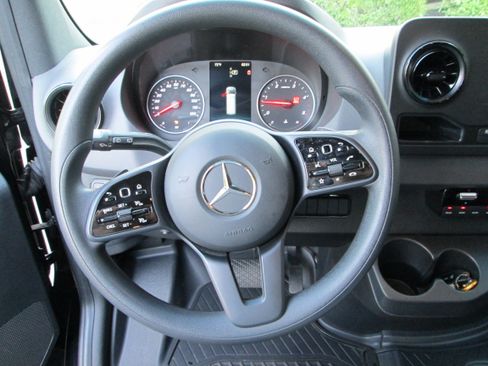 Used 2022 Mercedes-Benz Sprinter 2500 image 14