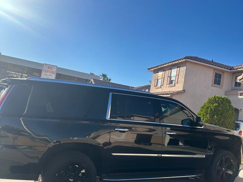 Used 2020 Cadillac Escalade ESV Platinum image 2