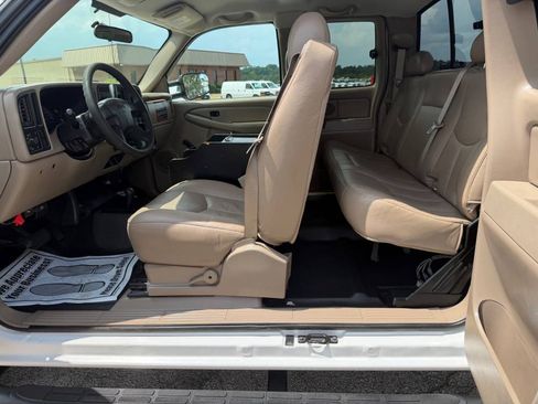 Used 2006 GMC Sierra 2500 W/T w/ Skid Plate Package AWD/4WD image 11