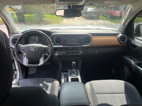 Used 2018 Toyota Tacoma SR5 RWD image 14