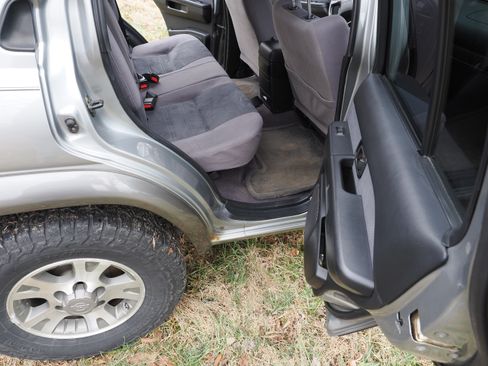 Used 2001 Nissan Pathfinder SE image 25