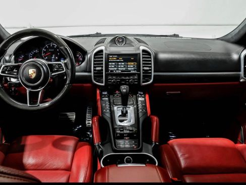 Used 2016 Porsche Cayenne Turbo S AWD/4WD image 30