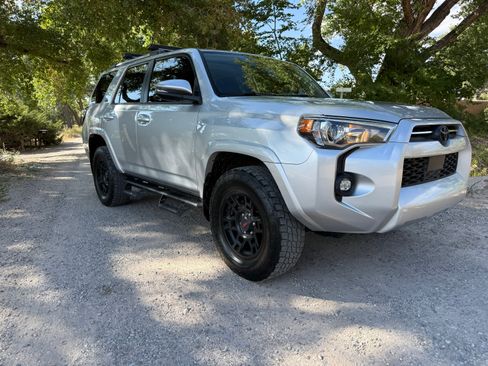 Used 2022 Toyota 4Runner SR5 Premium image 2