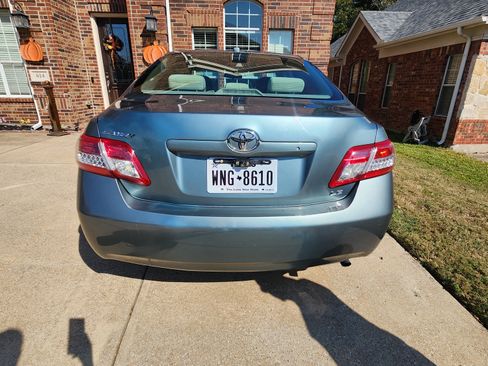 Used 2011 Toyota Camry LE image 2