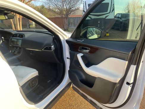 Used 2018 Jaguar F-PACE Prestige image 4