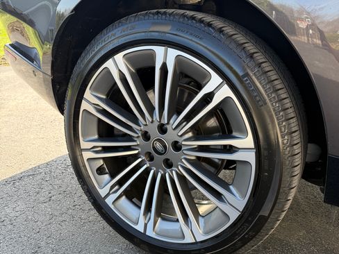 Used 2025 Land Rover Range Rover SE image 4