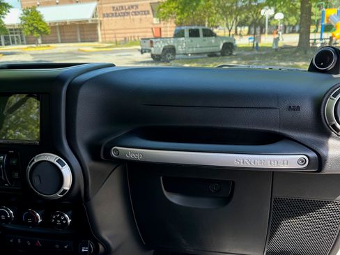 Used 2013 Jeep Wrangler Unlimited Sahara AWD/4WD image 20