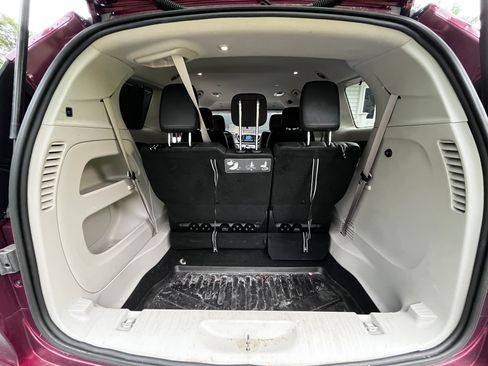 Used 2018 Chrysler Pacifica Touring-L FWD image 11