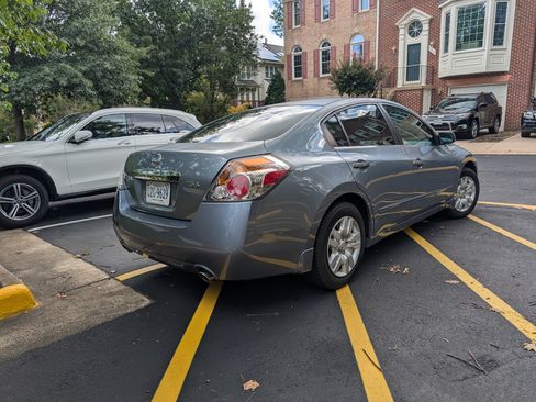 Used 2010 Nissan Altima 2.5 S FWD image 2
