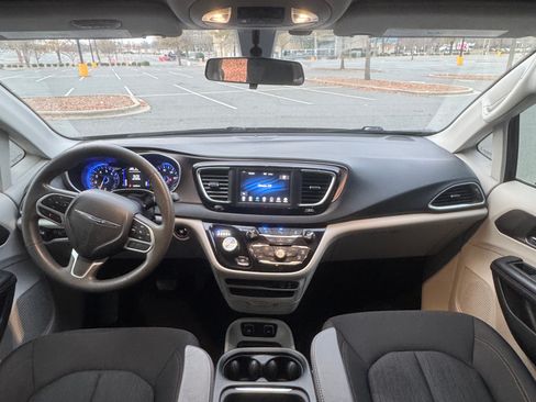 Used 2018 Chrysler Pacifica Touring Plus w/ Tire & Wheel Group image 6