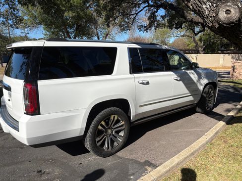 Used 2020 GMC Yukon XL Denali w/ Denali Premium Package image 6