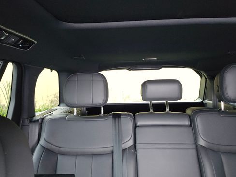 Used 2024 Land Rover Range Rover Long Wheelbase SE image 11