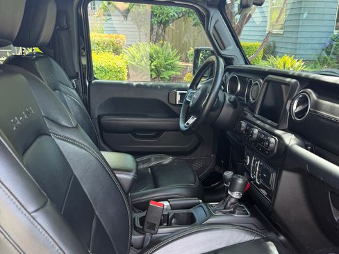 Used 2018 Jeep Wrangler Unlimited Sahara AWD/4WD image 19