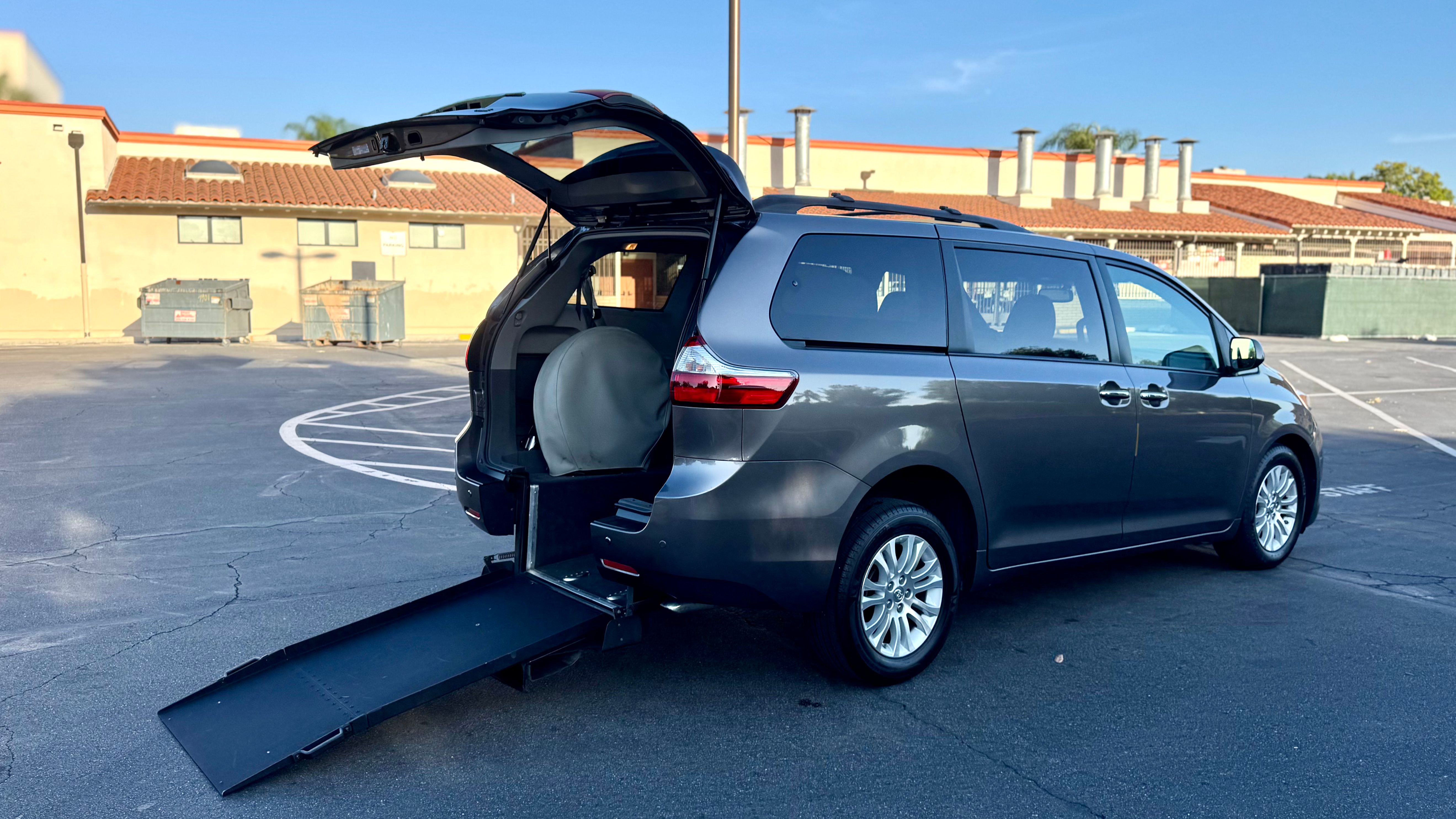 Used 2016 Toyota Sienna XLE w/ XLE Navigation Package FWD image 12