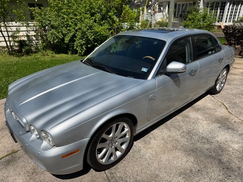 Used 2008 Jaguar XJ8 RWD image 2
