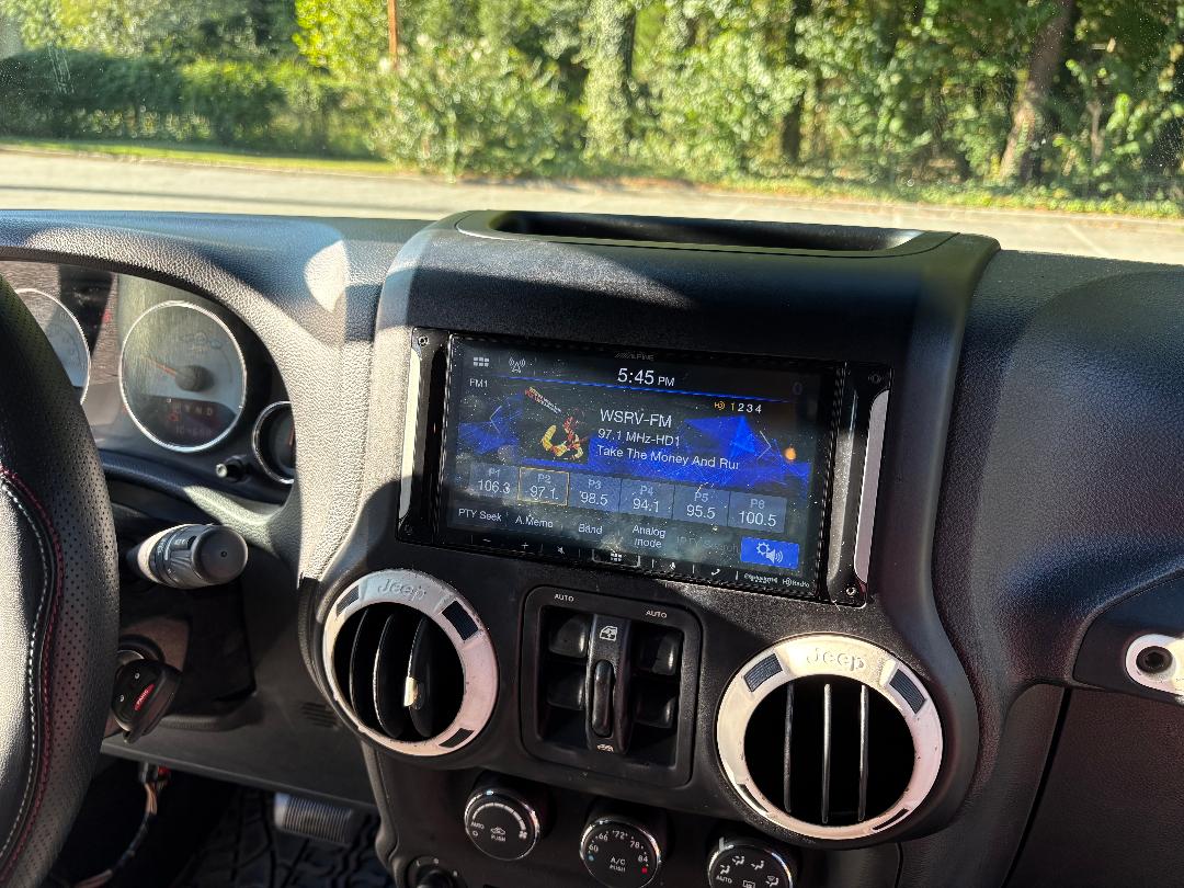 Used 2012 Jeep Wrangler Unlimited Sahara AWD/4WD image 17