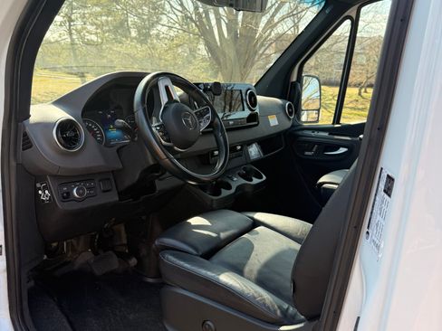 Used 2024 Mercedes-Benz Sprinter 2500 image 5