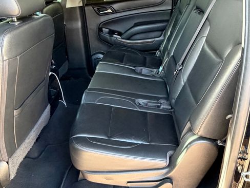 Used 2019 Chevrolet Suburban LT RWD image 4