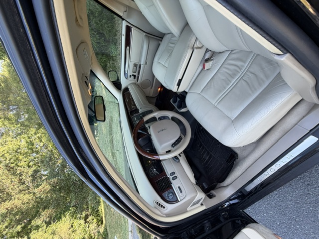 Used 2006 Lincoln Town Car Signature L RWD image 14