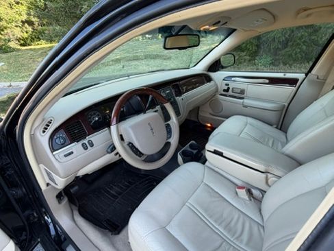 Used 2006 Lincoln Town Car Signature L RWD image 14