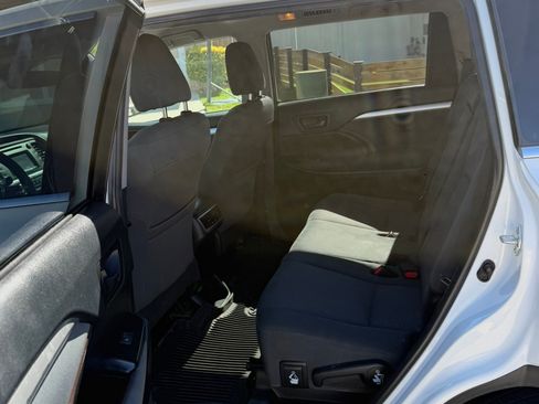 Used 2019 Toyota Highlander LE w/ Carpet Mat Package (TMS) image 8