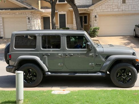 Used 2022 Jeep Wrangler Unlimited Sahara AWD/4WD image 2