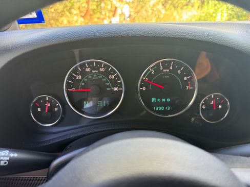 Used 2012 Jeep Wrangler Unlimited Sahara w/ Connectivity Group AWD/4WD image 18