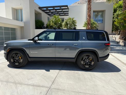 Used 2023 Rivian R1S Adventure image 2