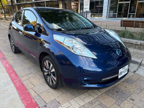 Used 2017 Nissan Leaf SV image 4