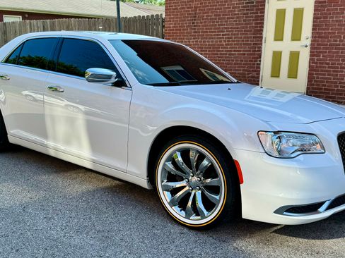 Used 2021 Chrysler 300 Touring w/ Chrome Appearance Package image 8
